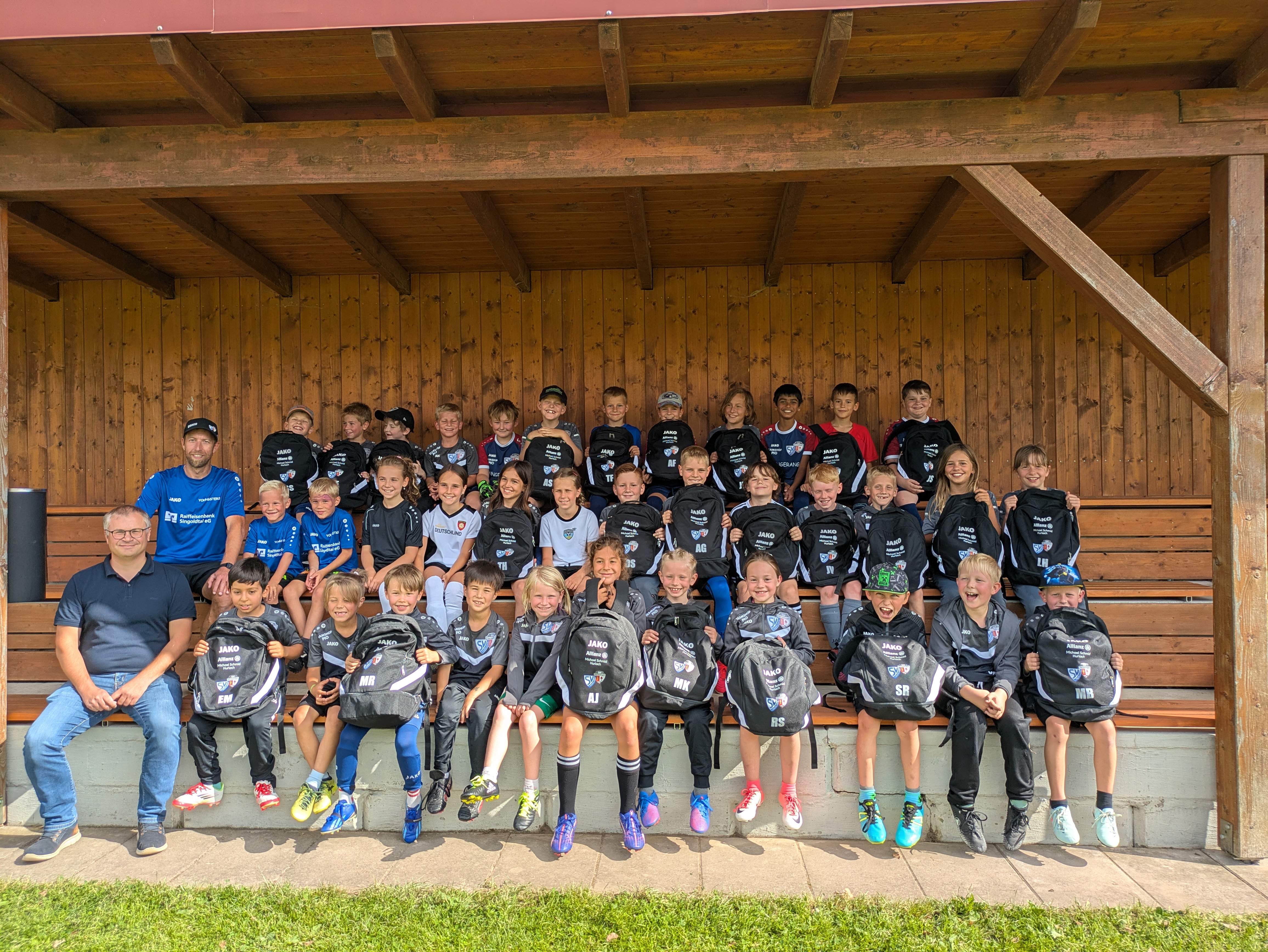 Die Jugendfußballer unserer SG bedanken sich bei Allianz Michael Schmid Hurlach für neue Rucksäcke